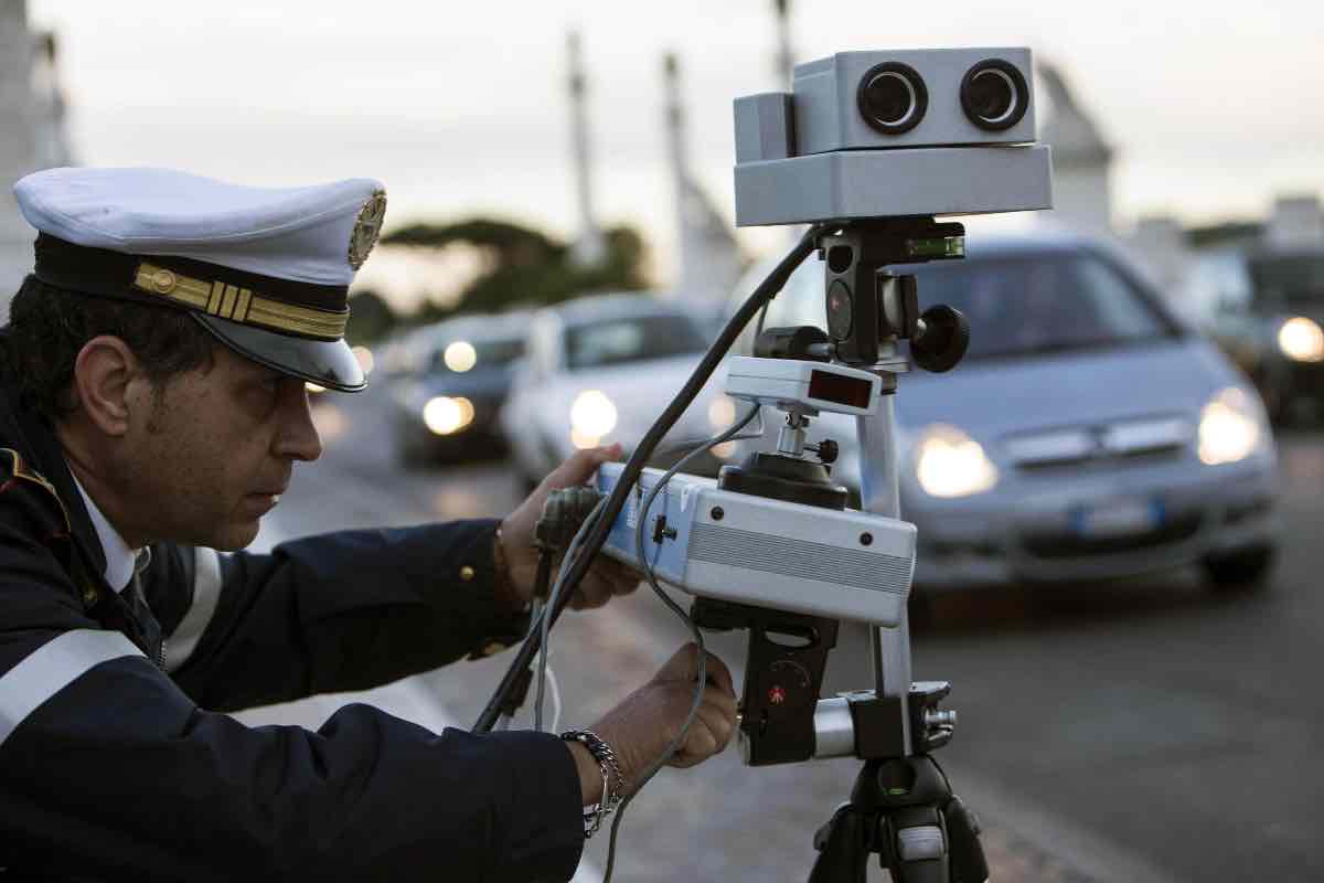 Corre come una F1 e l’autovelox lo becca: niente multa, il motivo è surreale e apre nuovi scenari
