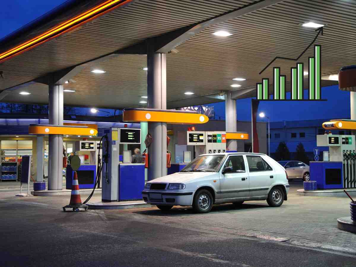Cala il prezzo del petrolio, sale il prezzo della benzina in Italia: c’è un motivo preciso