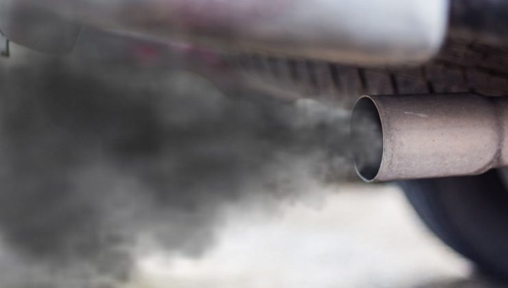 I fumi neri provenienti dallo scarico di un'auto