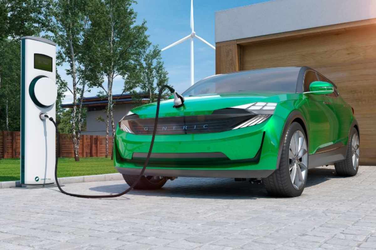 Auto elettriche, così esaurisci la batteria: non lo fare mai, resti a piedi