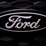 Il logo Ford sul frontale di un'auto