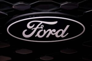 Il logo Ford sul frontale di un'auto