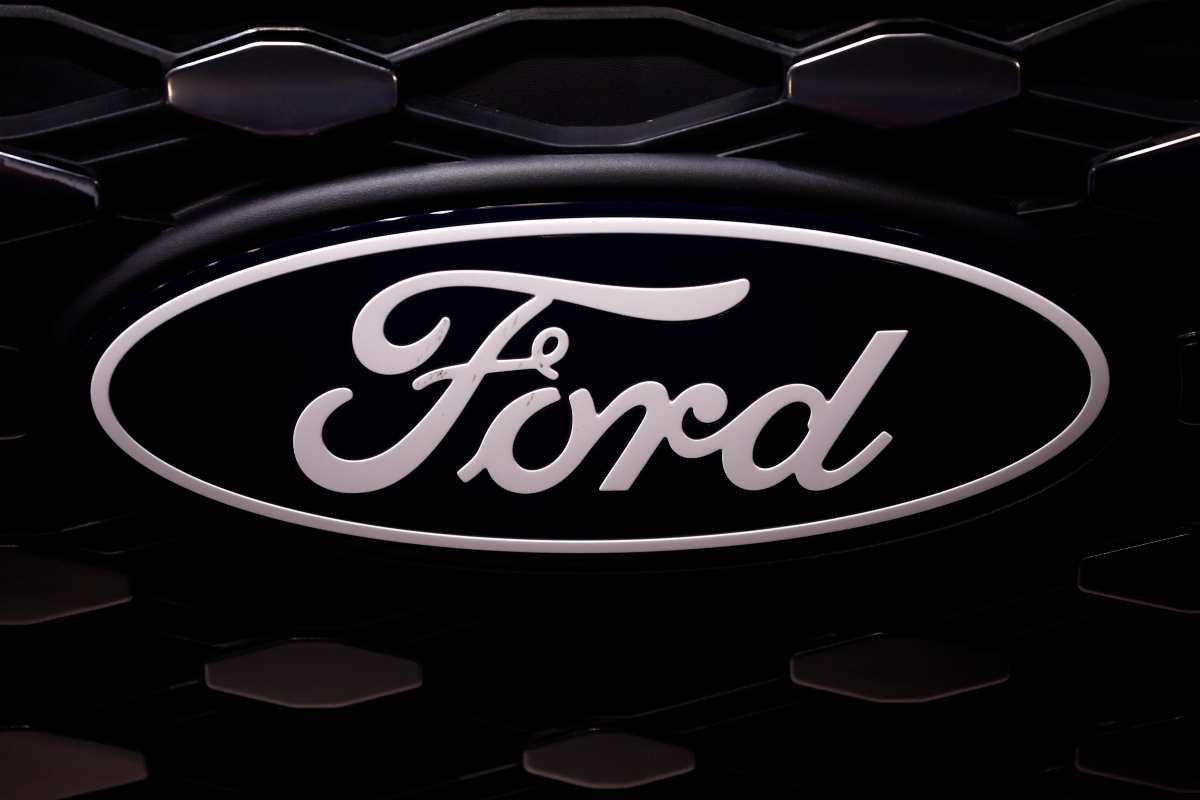 Il logo Ford sul frontale di un'auto
