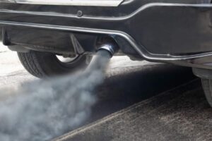 In dettaglio del fumo grigio dallo scarico di un'auto
