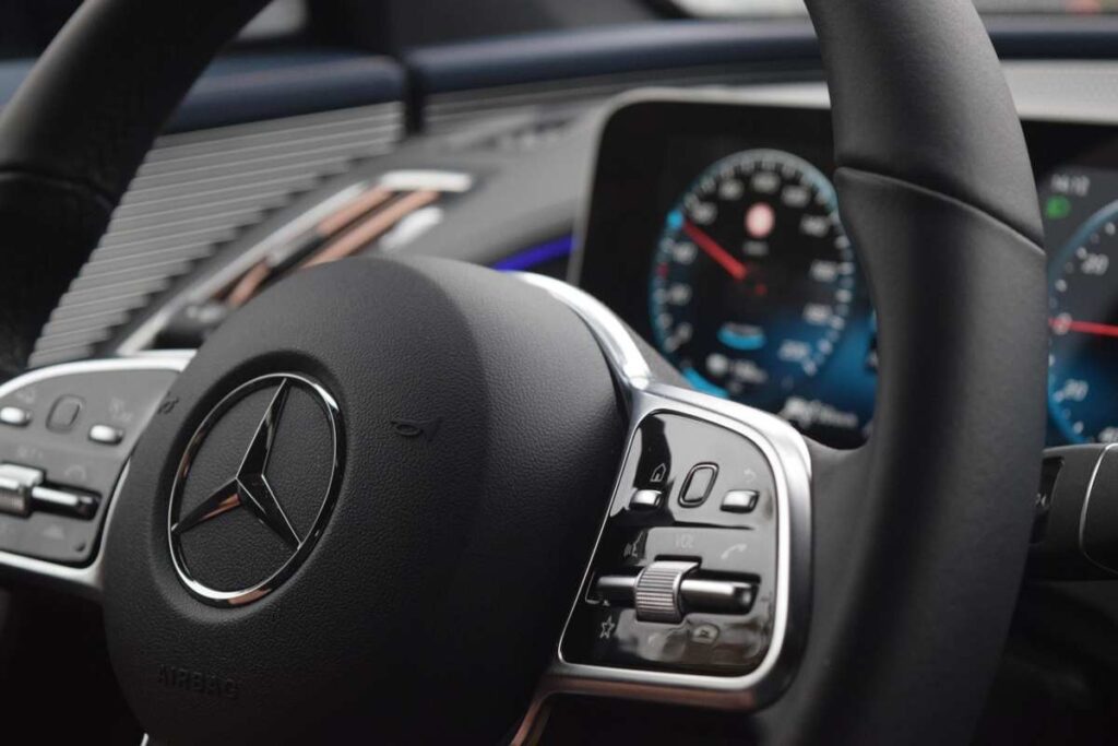 Il volante di una Mercedes e il logo