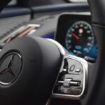 Il volante di una Mercedes e il logo