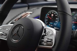 Il volante di una Mercedes e il logo