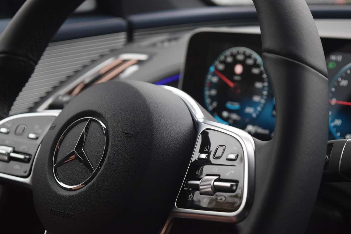 Il volante di una Mercedes e il logo