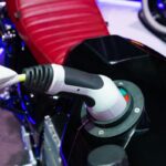 Una moto elettrica in ricarica