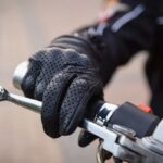 Mano sul manubrio della moto