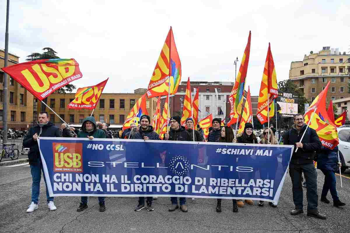 Stellantis, trovato l’accordo: sindacati inferociti, ecco cosa sta succedendo