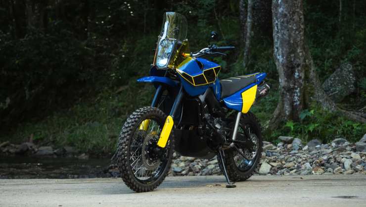 La Ténéré 900 in un bosco