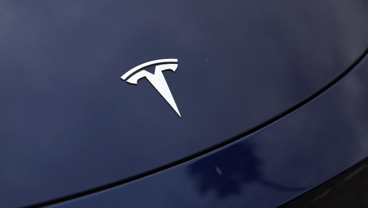 Il logo Tesla sul cofano di un'auto