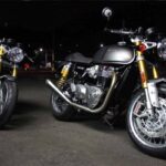 Due moto Triumph parcheggiate in strada