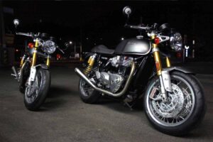 Due moto Triumph parcheggiate in strada