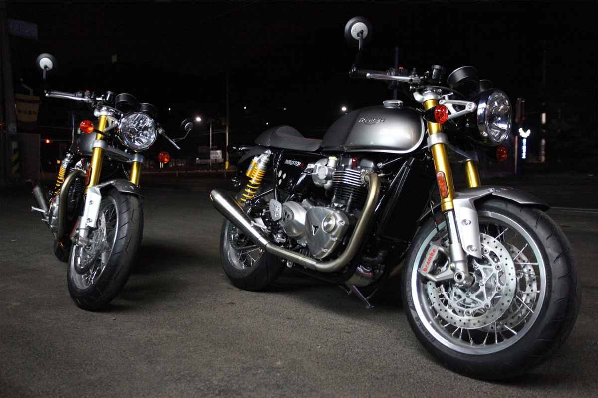 Due moto Triumph parcheggiate in strada