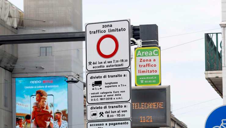 Il dettaglio di un cartello che segnala la presenza della ZTL a Milano