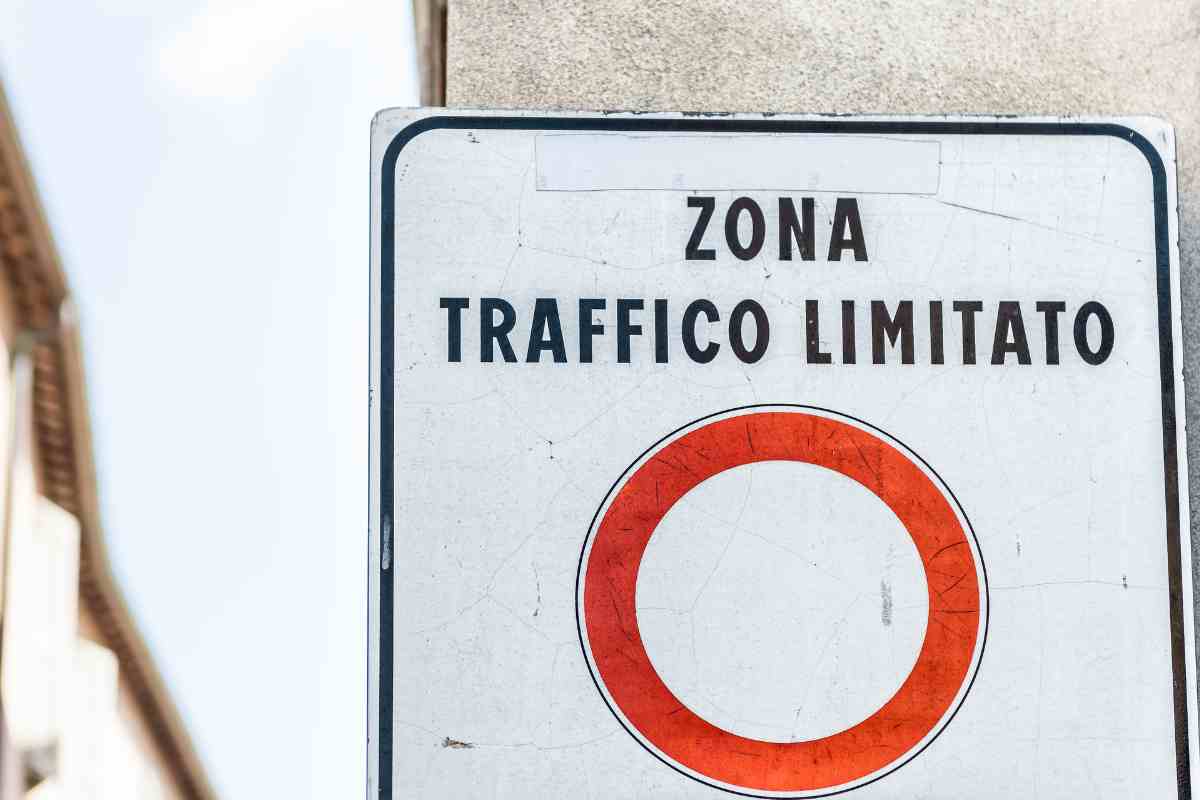 Cartello che avvisa della presenza della ZTL