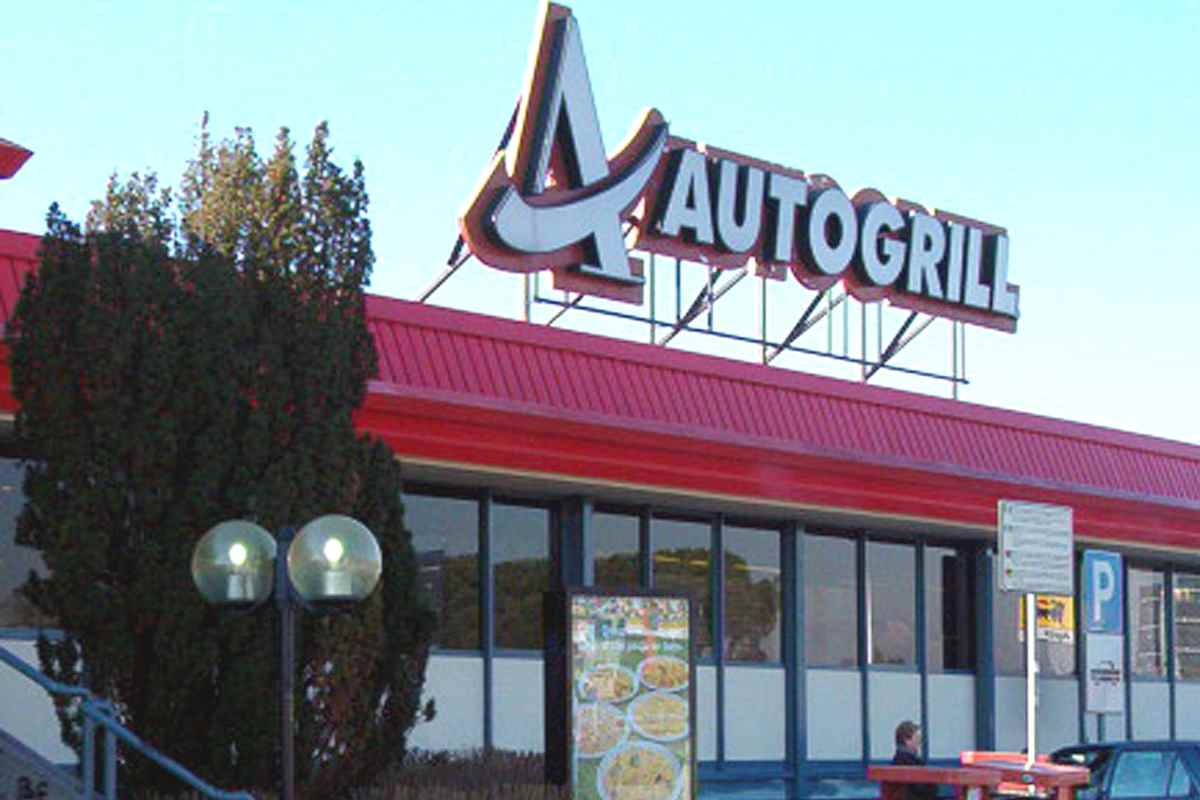 All’Autogrill come dal ristorante stellato, nuovi prezzi shock in autostrada: acqua e Coca-Cola costano più di un litro di benzina