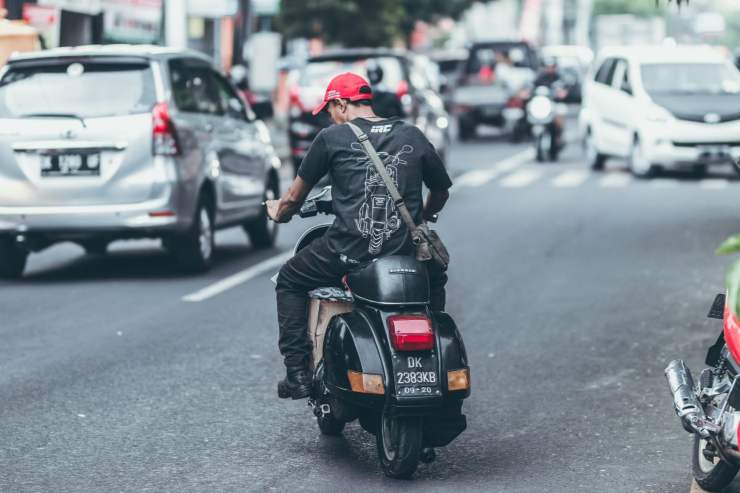 Moto Minnesota slalom traffico Lane Splitting